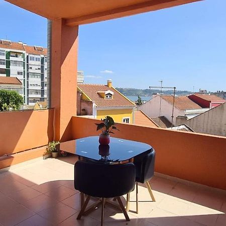 Relax In Lisbon For 4 People With Terrace And Parking Apartman Kültér fotó